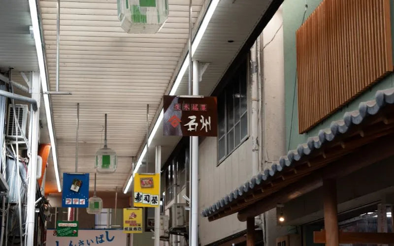 店主が経緯を語る様子