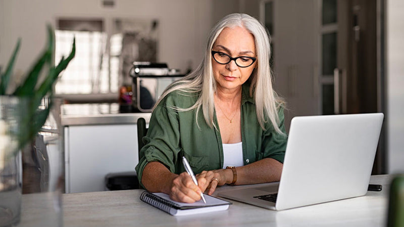 Woman is learning new things about earthing online