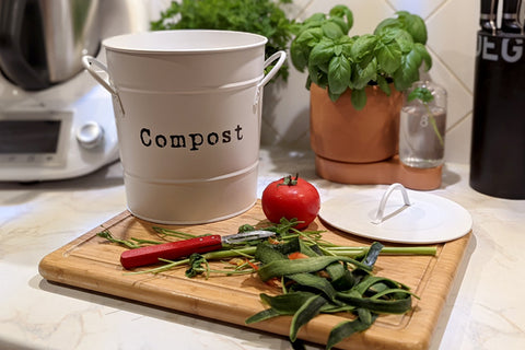 le bac à compost ou la poubelle à compost de cuisine est placée sur le plan de travail à proximité de là où vous cuisinez. Ce bac vous simplifie le tri des épluchures et autres biodéchets