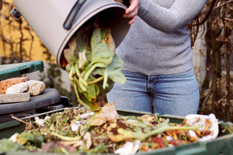 vous pouvez vider le contenu du composteur bokashi dans un bac à compost de jardin situé à meme le sol. Vous pouvez aussi le vider dans un bac à compost collectif public