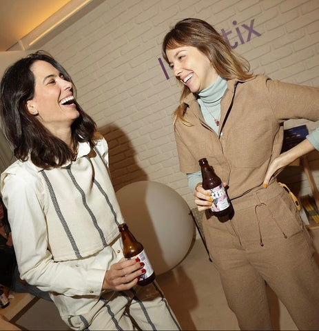 Nicole Vendramini e Nathalia Simões, fundadoras da Holistix, com uma garrafa de Kiro nas mãos durante evento da marca Ida