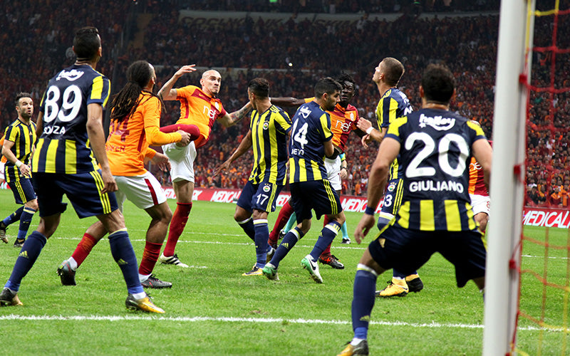 Galatasaray player trying to score among Fenerbahçe players