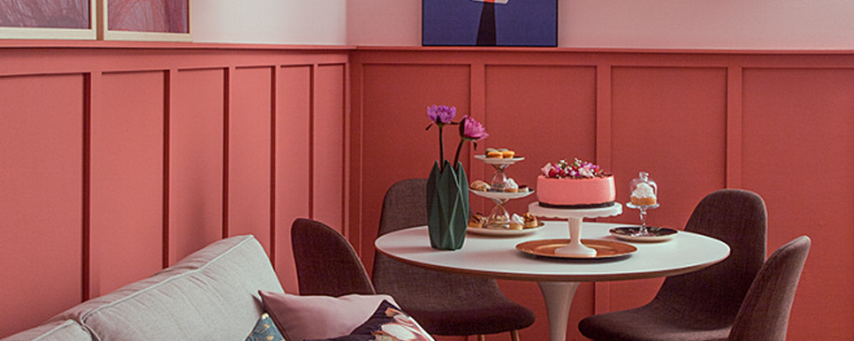 decoração com mesa e cadeiras e parede em tons de rosa velho
