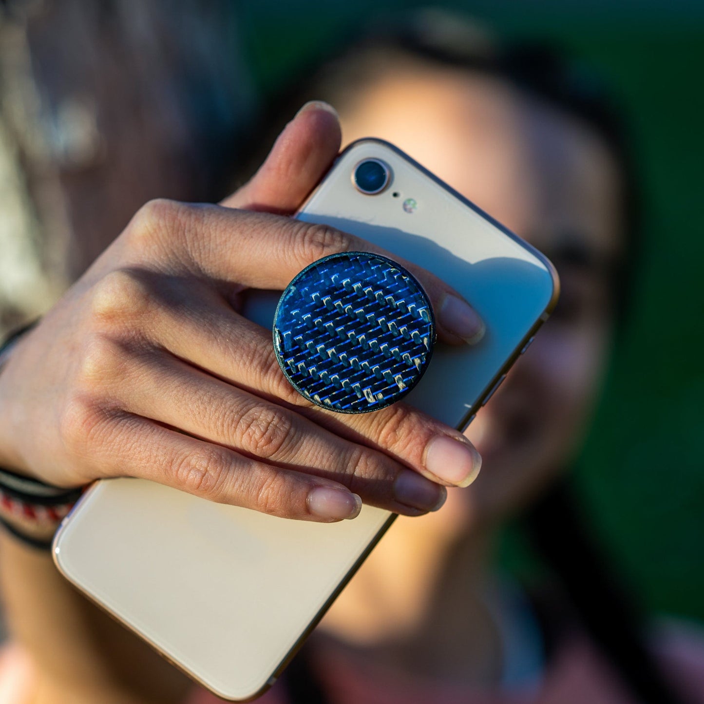 hvordan opfindelse Ud Blue Reflective Carbon Fiber Phone Grip – Rebel Carbon Fiber