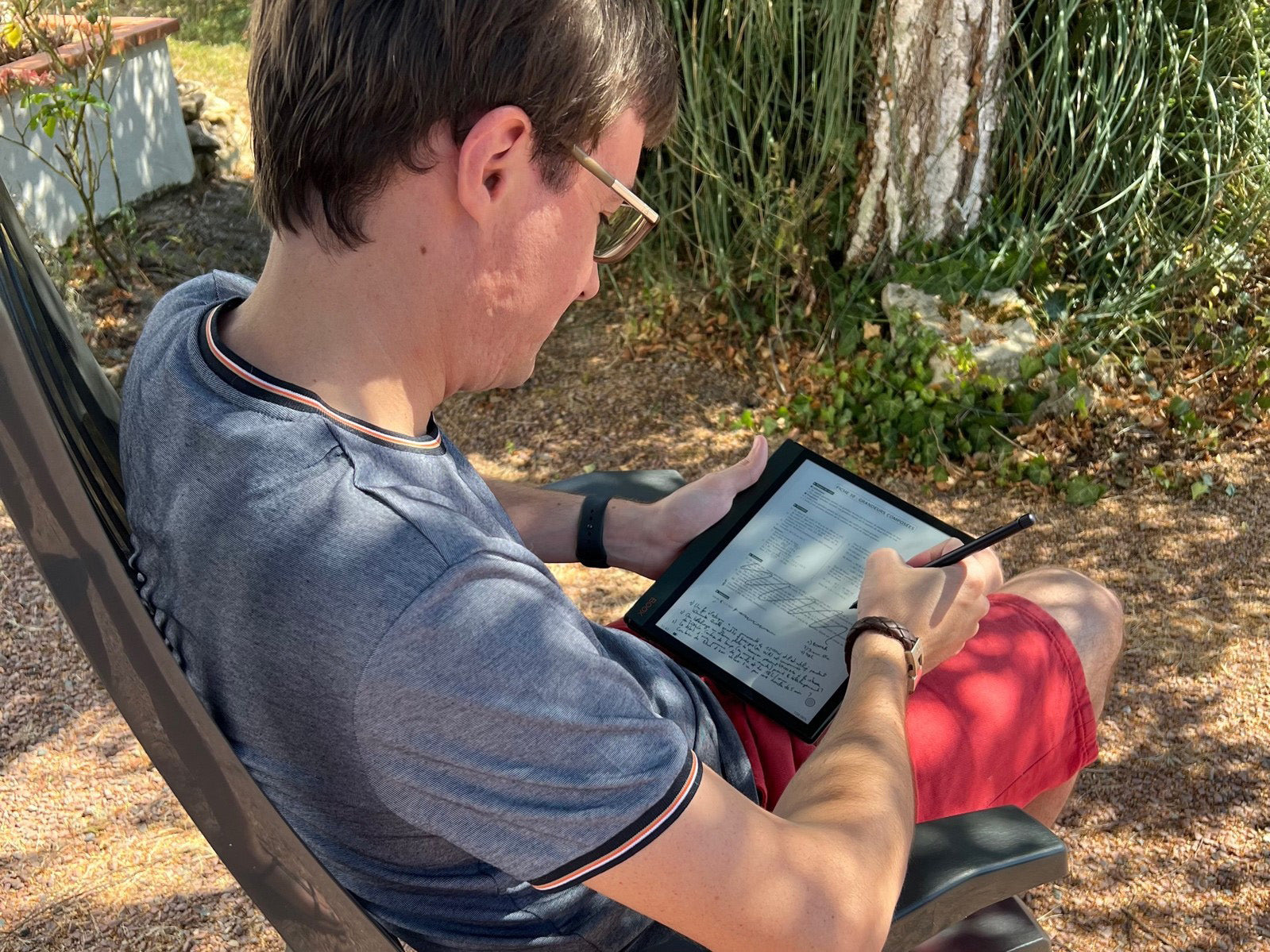 BOOX Note Air2 Plus note-taking outdoors