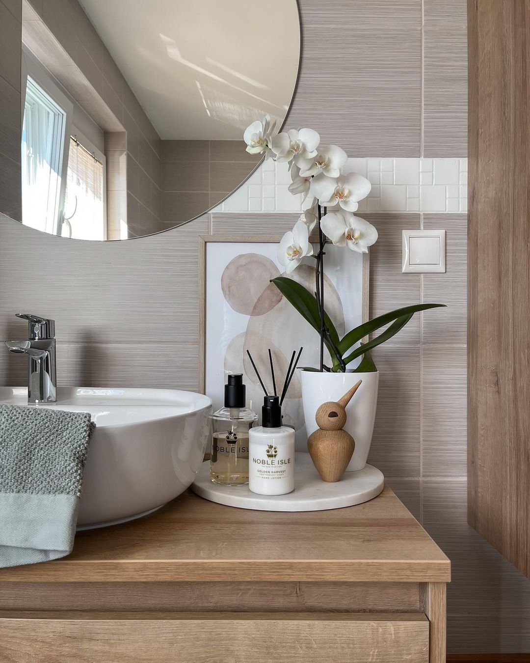7 Ideas on How to Decorate the Bathroom Counter - Inspiration For Moms