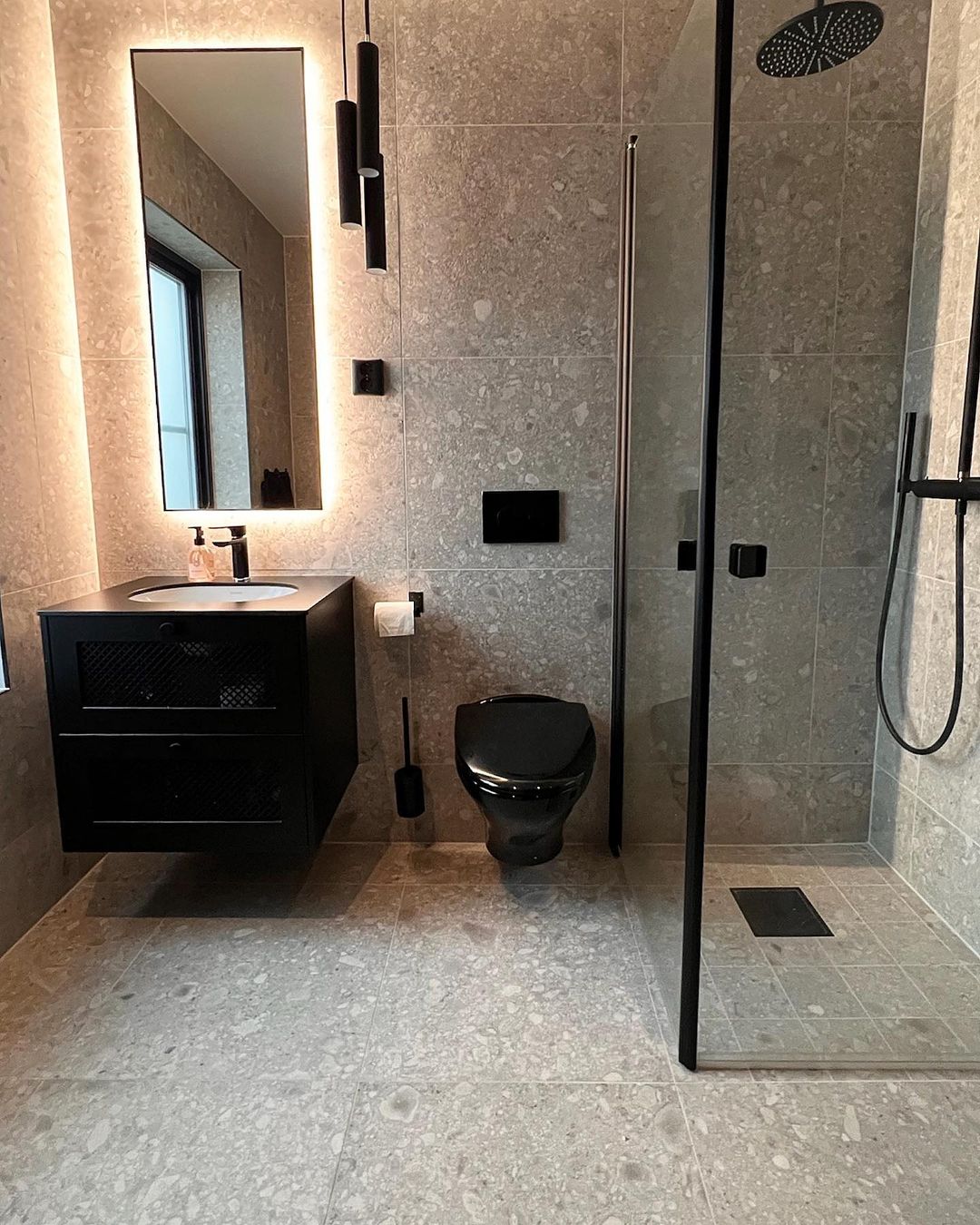 https://cdn.shopify.com/s/files/1/0604/6833/0665/files/Luxury_Black_Bathroom_22.jpg?v=1679367892