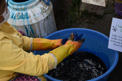 Dyeing the paper once it has dried 