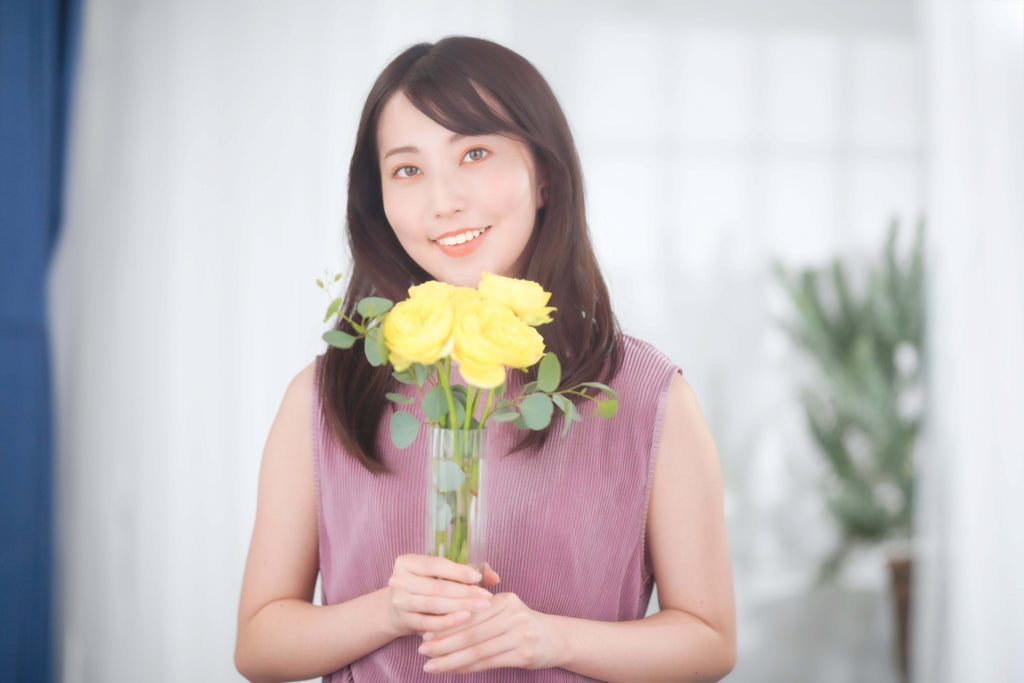 花を持つ笑顔の女性