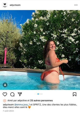 Capture d'écran d'une photo du compte instagram @Adycteam où l'on voit une femme dans une piscine avec un joli maillot de bain rétro girly et sexy rouge Adyctive