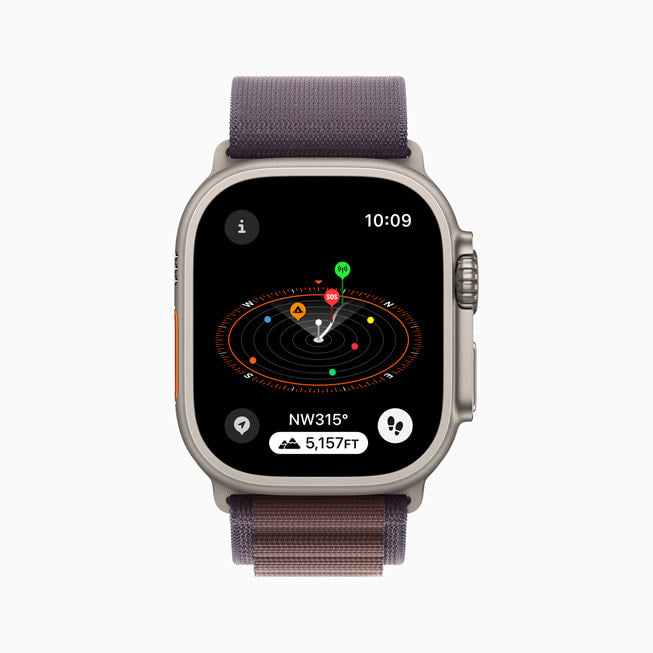 Modelo de Apple Watch Ultra 2 muestra en su pantalla versión actualizada de la app Brújula