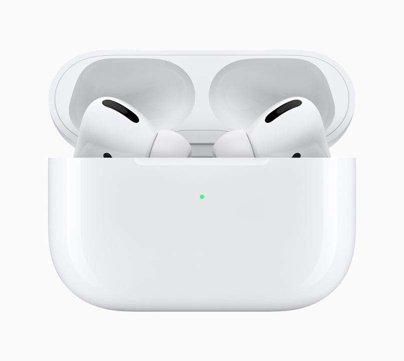 Buscar Mi iPhone permite tener control de más dispositivos Apple. AirPods blancos en su carcaza abierta.