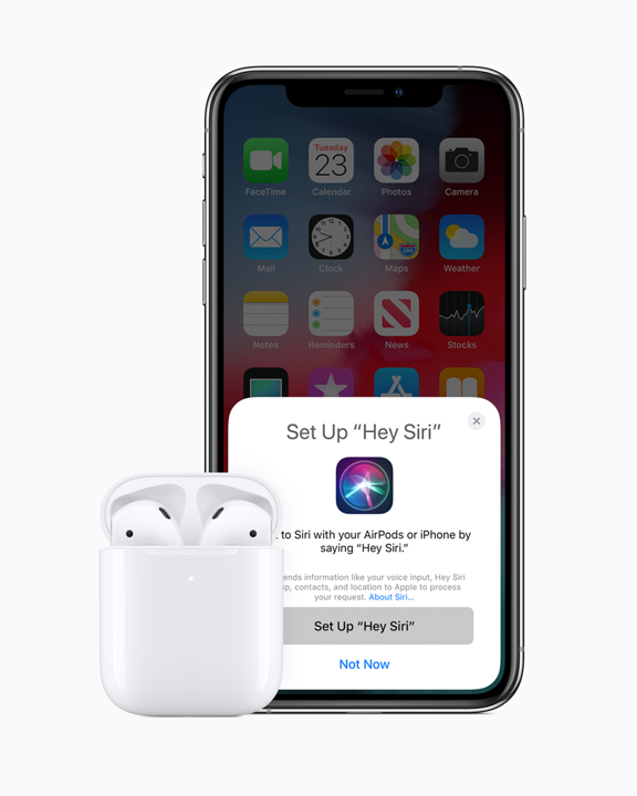 Sin importar las diferencias entre los AirPods Pro 1 y 2, combínalos con tu iPhone, como en la imagen.