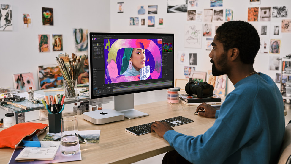 Un diseñador usando el Mac Mini M2 en su estudio.