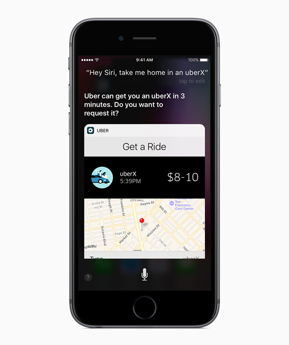 Una persona hablando con Siri para pedir transporte