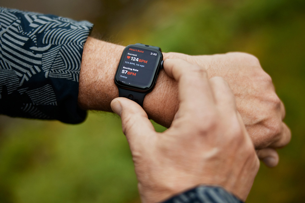 Una persona utilizando su smartwatch Apple para monitorear su ejercicio