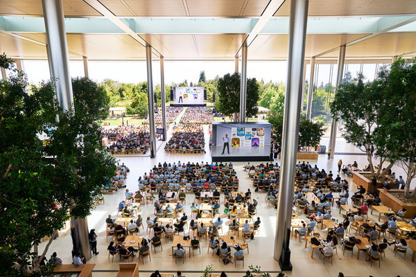 Asistentes a WWDC Apple del 2022 observan los lanzamientos del año.