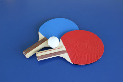 Reketi i loptica na stolu za stoni tenis