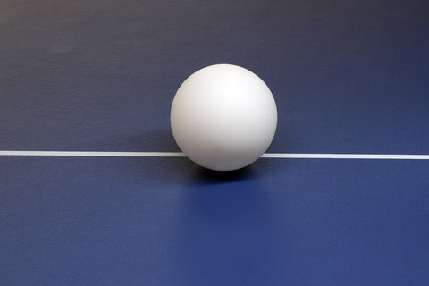 Loptica na stolu za stoni tenis