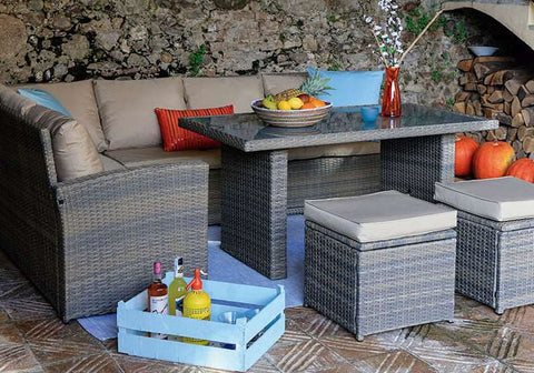 Una selección de muebles de exterior de ratán para una terraza muy fresh