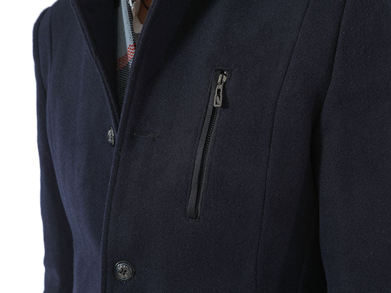 チェックマフラー付きジップデザインウールコートのモデル着用画像
