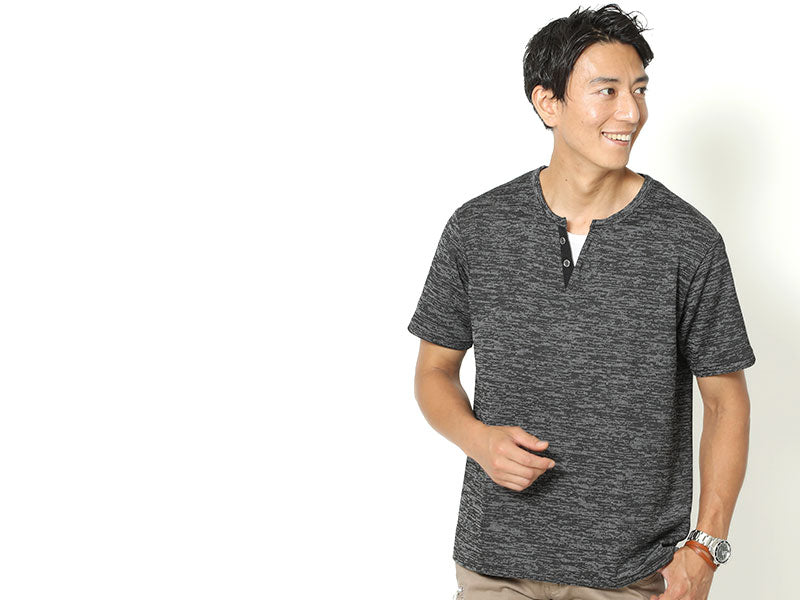 フェイクレイヤード杢デザインヘンリーネック半袖Tシャツのモデル着用画像
