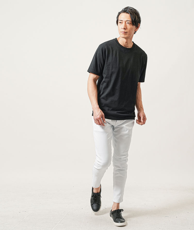 30代メンズ夏の3点コーデセット　ベージュ5分袖カーディガン×黒長袖Tシャツ×白スリムアンクルチノパンツ