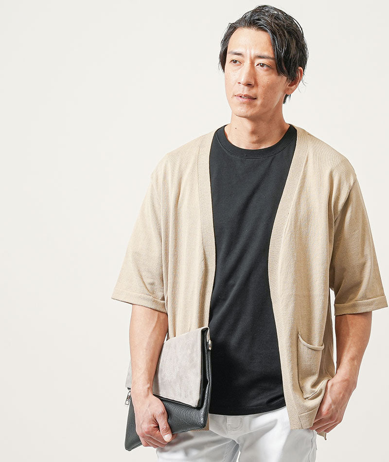 30代メンズ夏の3点コーデセット　ベージュ5分袖カーディガン×黒長袖Tシャツ×白スリムアンクルチノパンツ