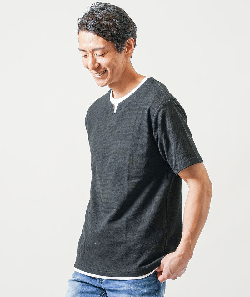 30代メンズ夏の3点コーデセット　グレー5分袖カーディガン×黒半袖Tシャツ×ブルーアンクルデニムパンツ