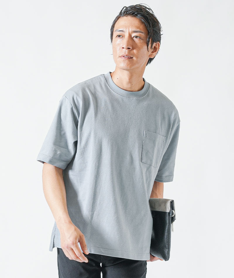 30代メンズ夏の3点コーデセット　白半袖Tシャツ×サックスグレー半袖Tシャツ×黒ストレッチチノパンツ