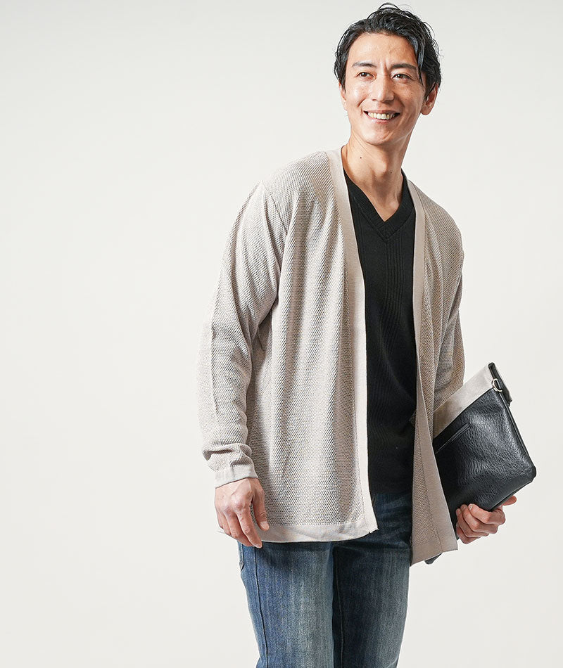 40代メンズ3点コーデセット　オフベージュ長袖カーディガン×黒長袖Tシャツ×インディゴスリムテーパードデニムパンツ