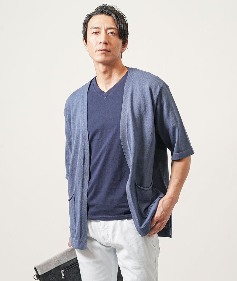 40代メンズ夏の3点コーデセット　ダークブルー5分袖カーディガン×ネイビー半袖Tシャツ×白スリムアンクルチノパンツ