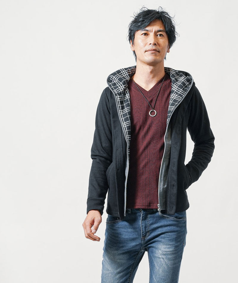 40代・50代の男性におすすめ3点メンズコーデセット　黒長袖パーカー×ワイン長袖Tシャツ×ネイビースリムデニムパンツ