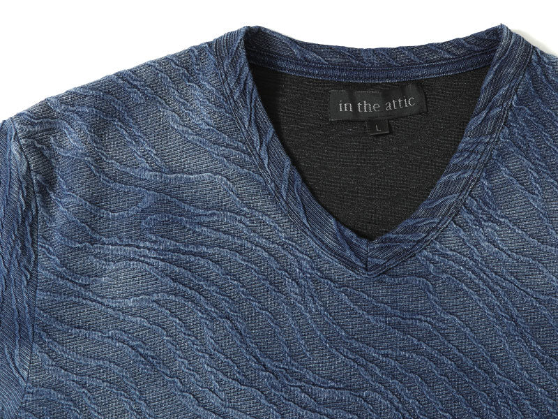 インディゴ染め膨れジャガードデザインVネックTシャツのモデル着用画像