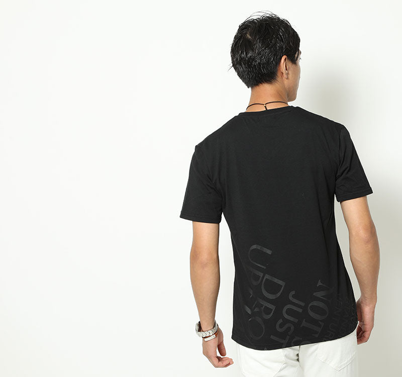 ボンエス加工ランダム英字デザインVネックTシャツのモデル着用画像