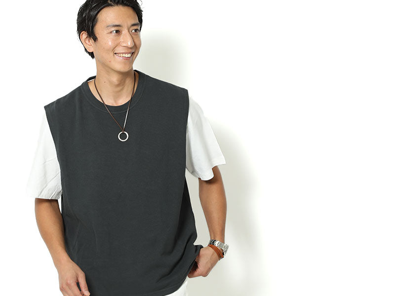 「セール品」リラックスシルエット半袖Tシャツ×シンプルベスト　２点セットのモデル着用画像