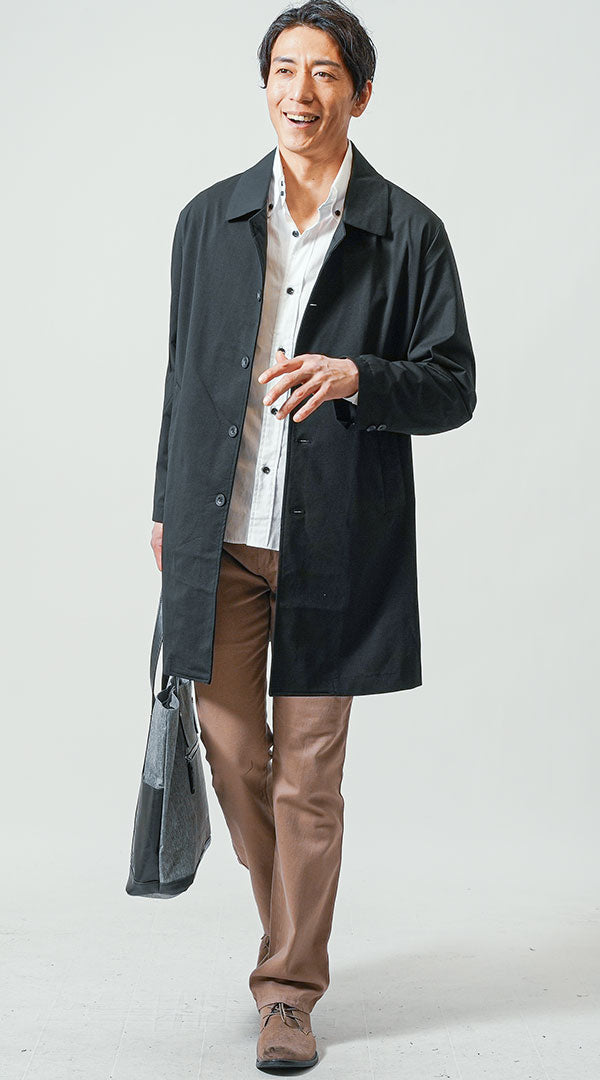 40代メンズ3点コーデセット　黒ステンカラーコート×白長袖シャツ×ベージュブーツカットチノパンツ