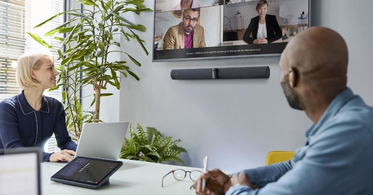 A modern meeting room with Jabra PanaCast 50 4K All-in-One Video Bar