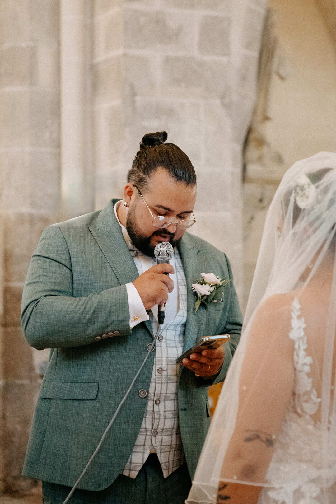 Lecture des voeux église mariage thème olivier Margaux et Thomas.jpg__PID:ee18e711-93b6-42c6-ae7c-bc52077a648e