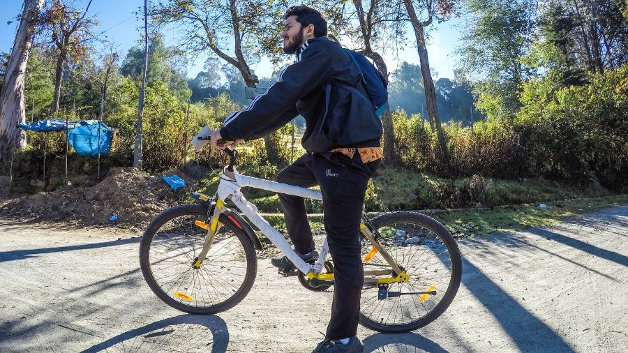 Cycliste adulte met pied à terre