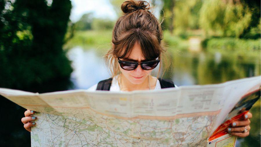 Femme qui regarde une carte