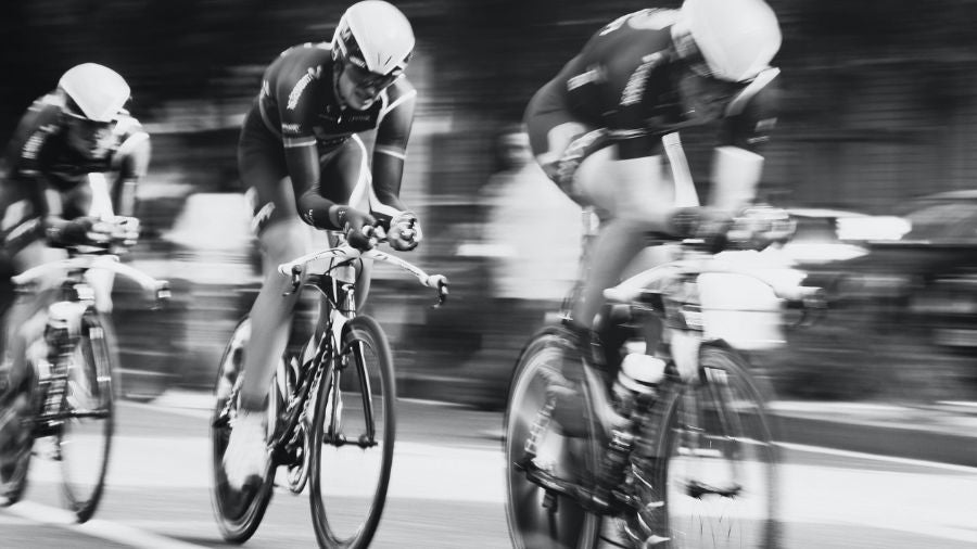 Photo noir et blanc de cyclistes