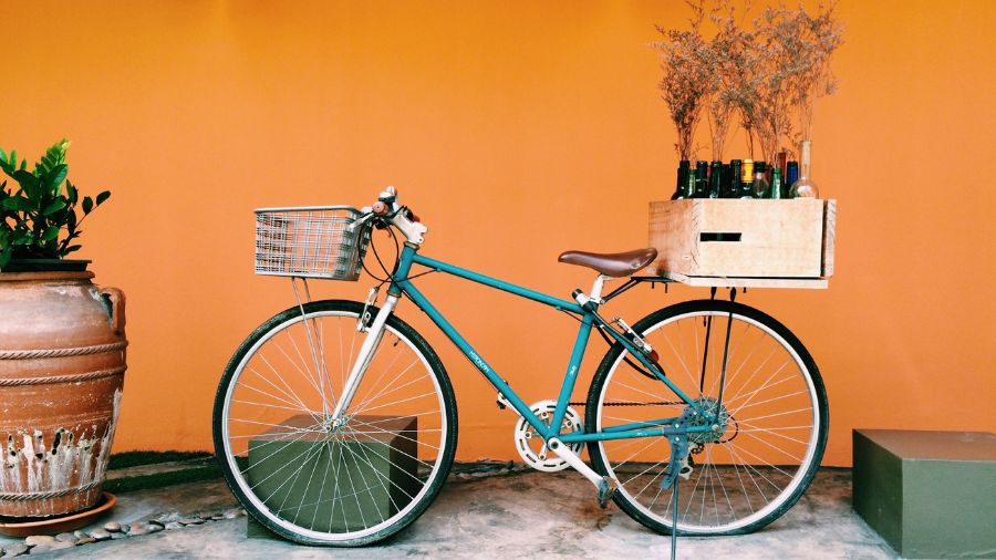 Vélo avec des paniers remplis de bouteilles 