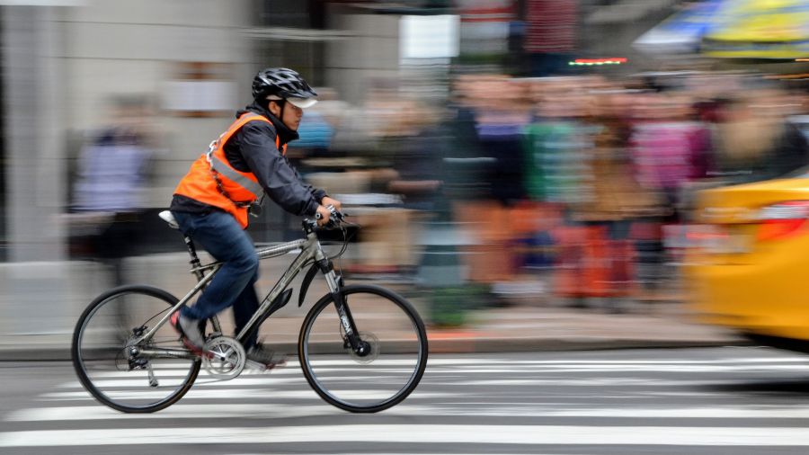 Vélotafeur avec un gilet orange fluo