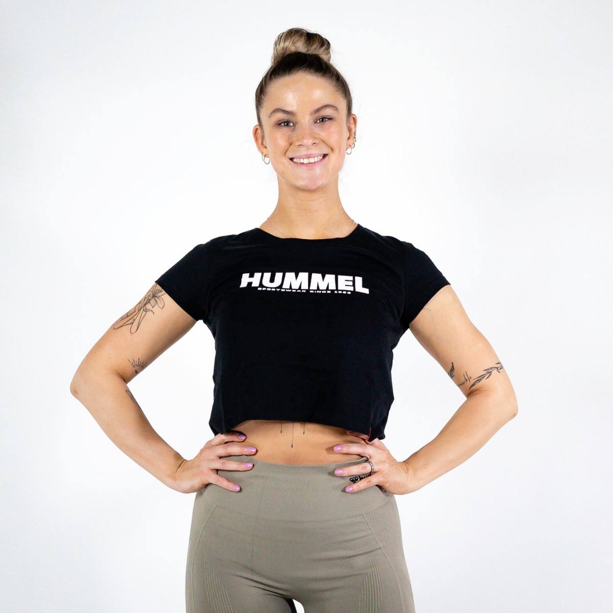 Brug Hummel LEGACY Cropped T-shirt  -  Black til en forbedret oplevelse