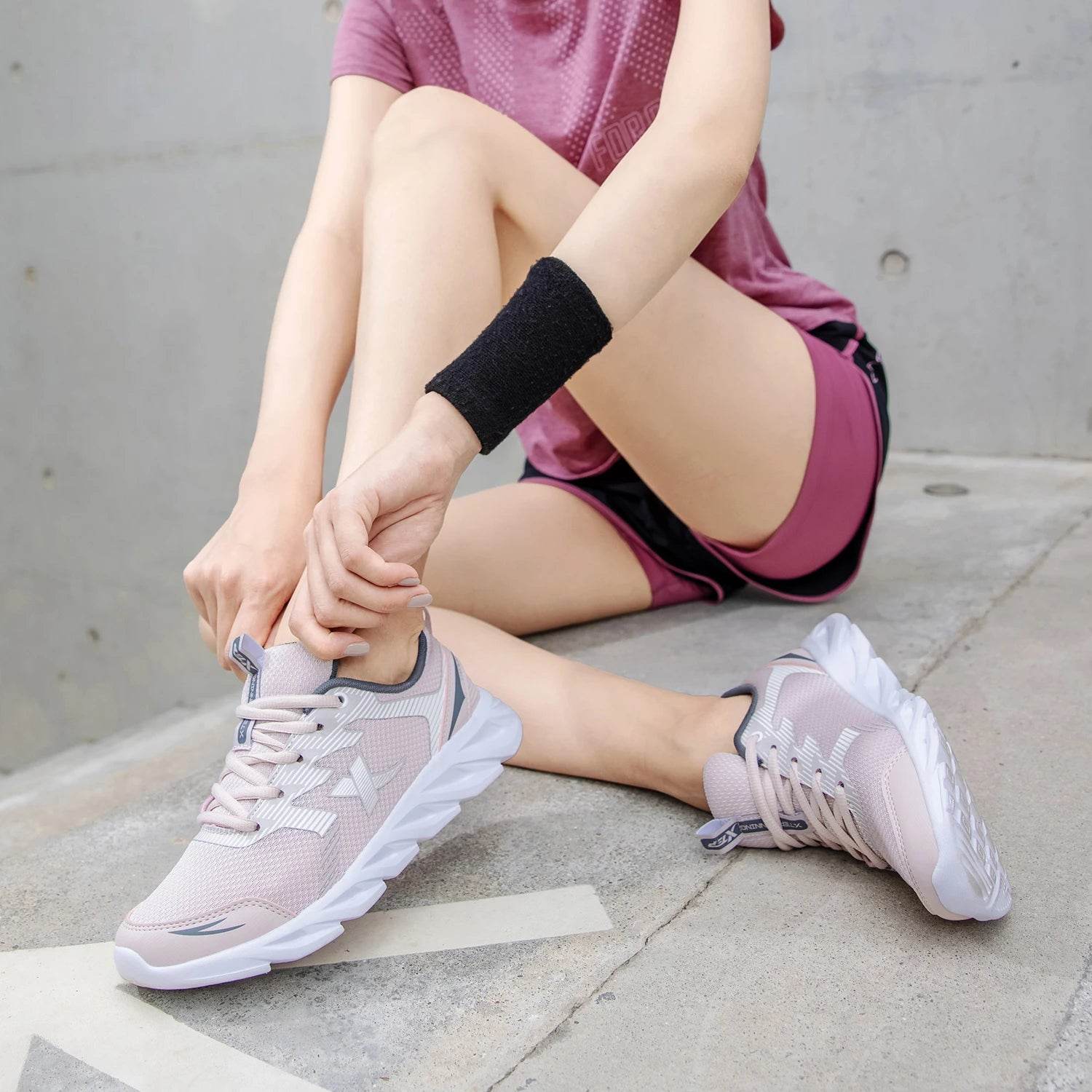 Lightweight Women's Running Shoes: Breathable Comfort for Your Best Run