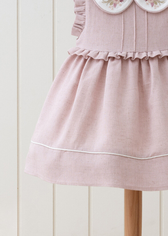 Пудрово-рожева бавовняна сукня з білим комірцем і квітковою вишивкою без рукавів 5557 MyMio