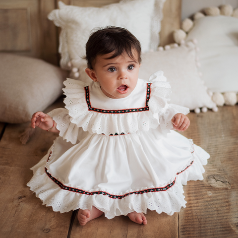 Elegance and Tradition: With this dress, you will celebrate the moment of baptism in a traditional and elegant style, creating unforgettable memories. Comfort and Quality: High quality cotton provides a superior level of comfort for babies, ensuring they feel good throughout the ceremony. Versatility: Available for boys and girls, this dress can be an heirloom piece for your family, passed down from generation to generation.