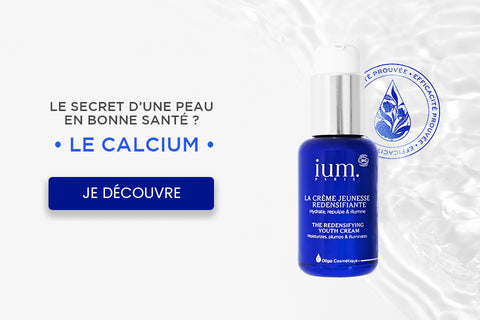 Photo de la crème jeunesse redensifiante au Calcium ium sur de l'eau transparente