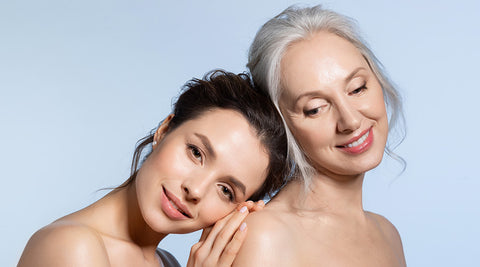 Deux visages mère et filles souriantes sur fond bleu